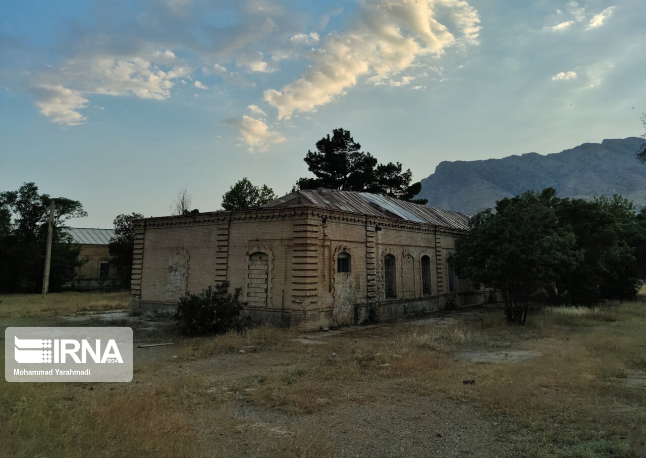 سه بنای تاریخی پادگان ۰۷ خرم آباد تخریب شده است