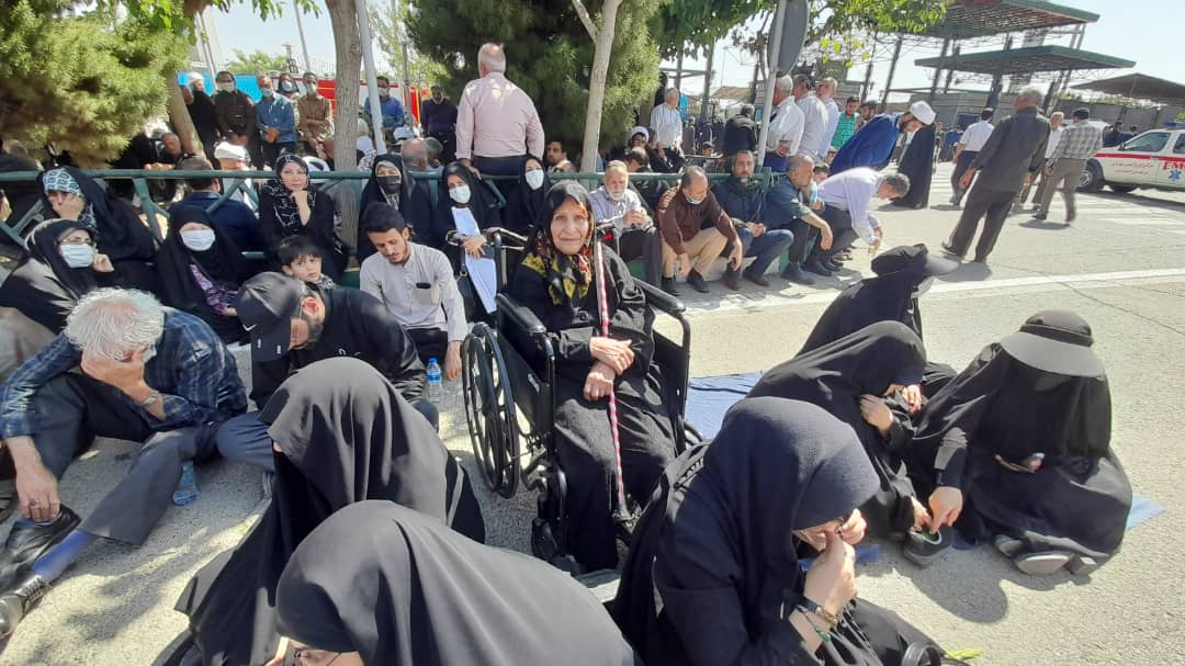 مادر شهید در حرم امام راحل: مردم در مقابل اهداف دشمن هوشیار باشند 3