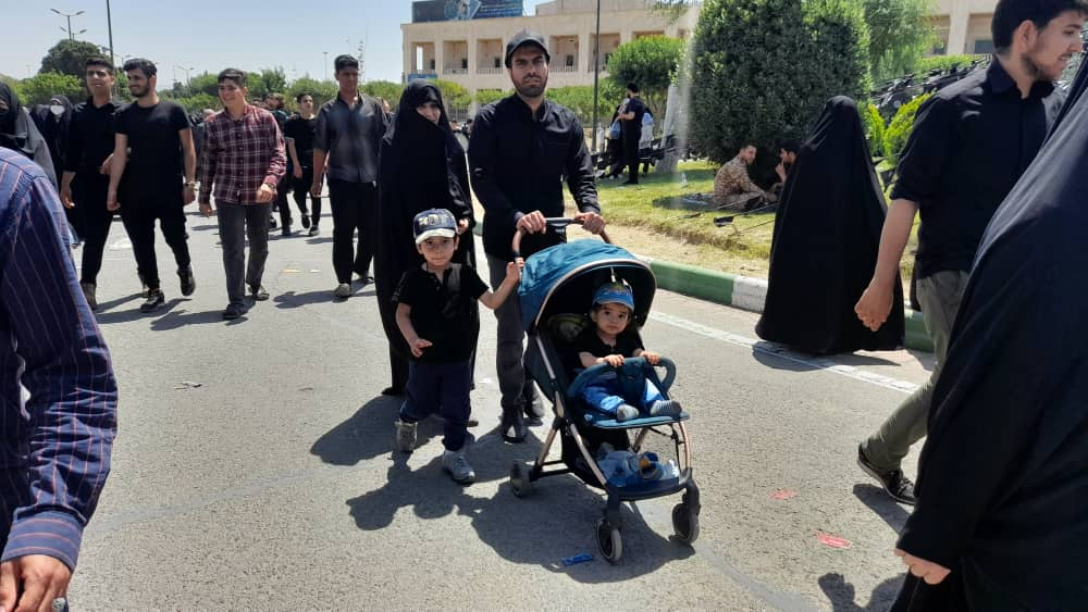 مادر شهید در حرم امام راحل: مردم در مقابل اهداف دشمن هوشیار باشند 4