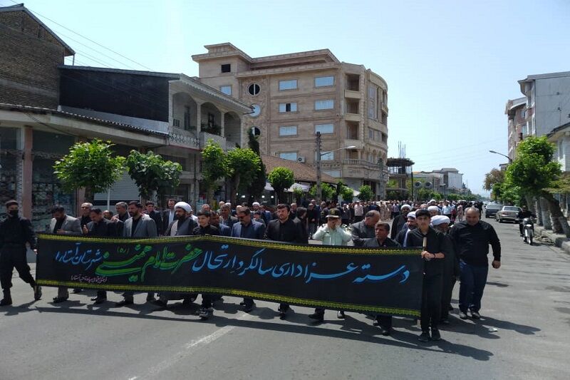 مردم آستارا در سوگ امام خمینی (ره) عزاداری خیابانی کردند 