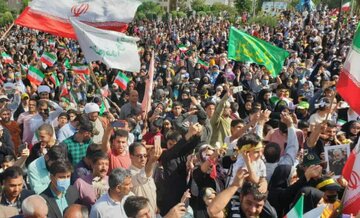 هزاران نفر از مردم پاکدشت سرود سلام فرمانده را همخوانی کردند