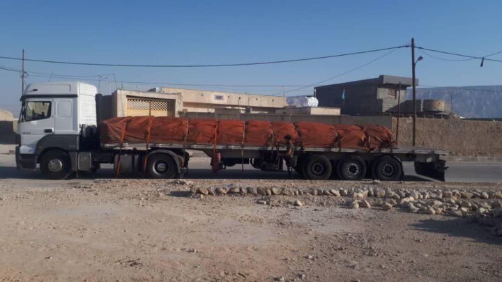 تحویل نخستین محموله سیمان رایگان به سیل زدگان بیرم لارستان