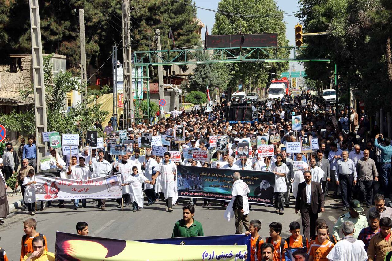 راهپیمایی ۱۵ خرداد در شهرستان ورامین با حضور وزیر ارشاد برگزار شد