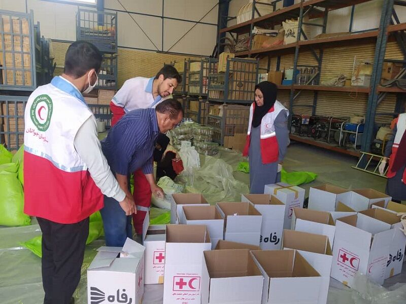 ۳۲۰ بسته معیشتی توسط هلال‌احمر بین نیازمندان رفسنجان توزیع شد