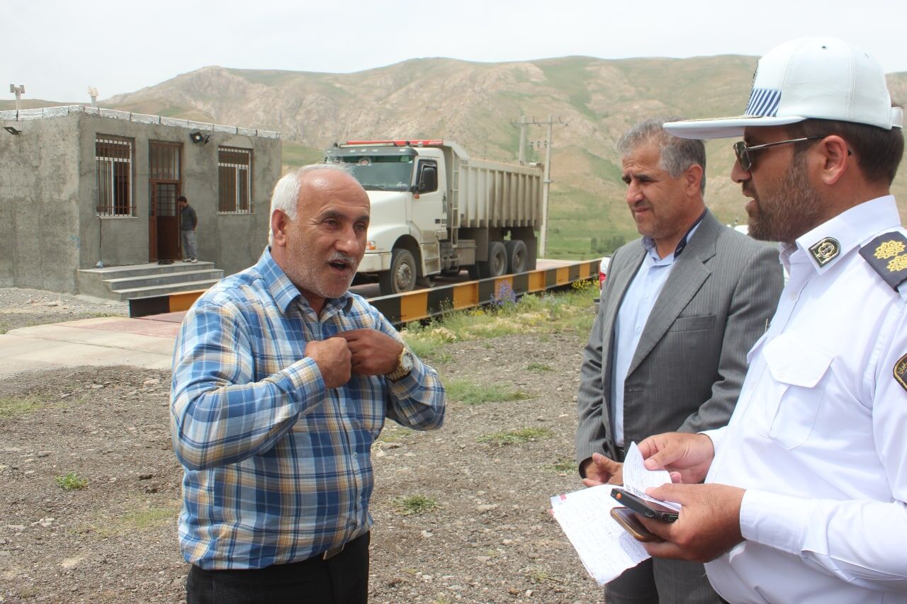 بیش از ۹۰ درصد رانندگان کامیون‌های حامل بار در جاده‌های خلخال تخلف کردند 