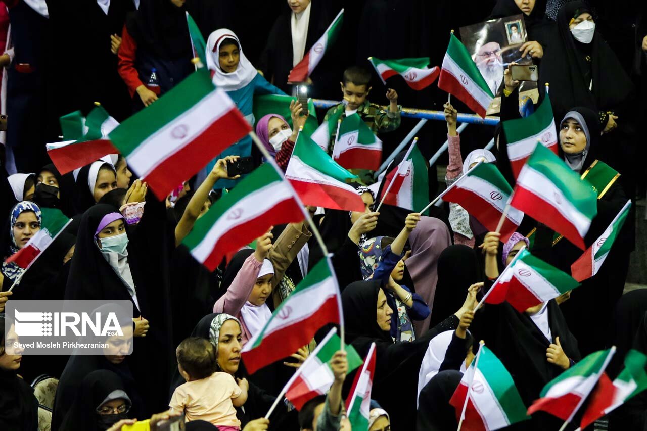 اجتماع دهه نودی‌ها و اجرای سرود سلام فرمانده