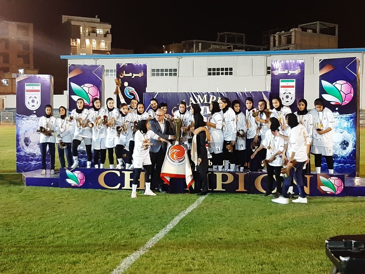برپایی جشن قهرمانی تیم فوتبال خاتون بم در ایلام 