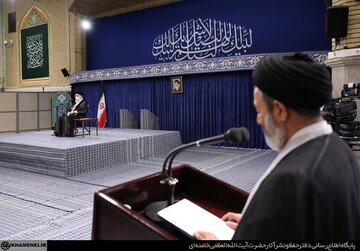 Les organisateurs du Hajj reçus par le Leader de la Révolution islamique ce mercredi 8 juin 2022 Husseiniyah de l'Imam Khomeiny à Téhéran.