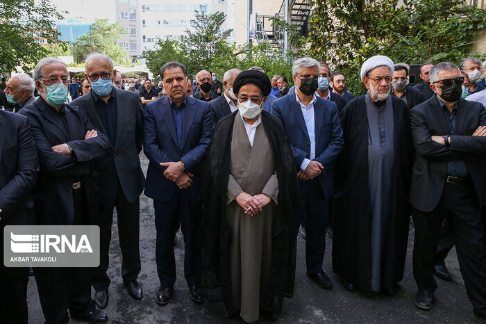 دعایی نه مُنشی داشت نه از روزنامه اطلاعات حقوق میگرفت