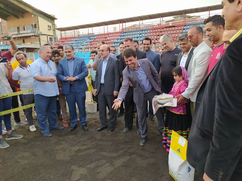 بذرپاشی در وطنی / ورزشگاه خانگی نساجی پیش از آغاز لیگ آماده میشود بذرپاشی در وطنی / ورزشگاه خانگی نساجی پیش از آغاز لیگ آماده میشود