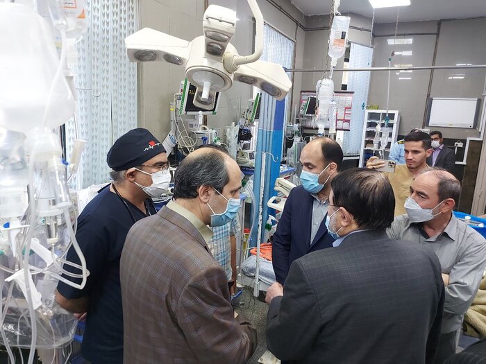 دیدار استاندار کرمانشاه با مصدومان حوادث انفجار گاز و تصادف در بیمارستان