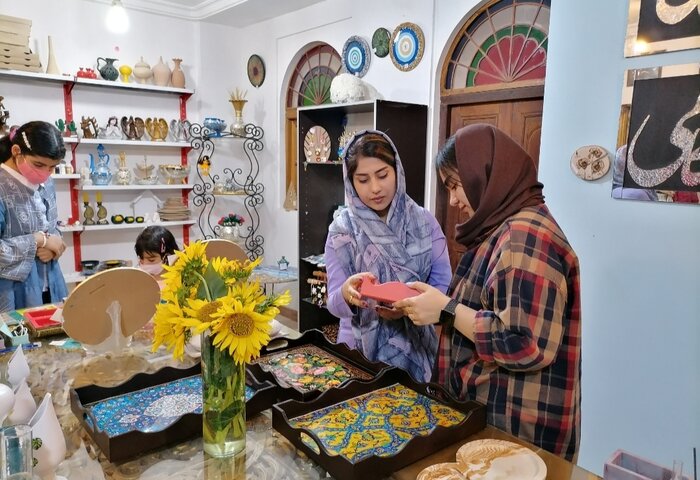 نمایشگاه هنرهای تجسمی یاس در بوشهر افتتاح شد