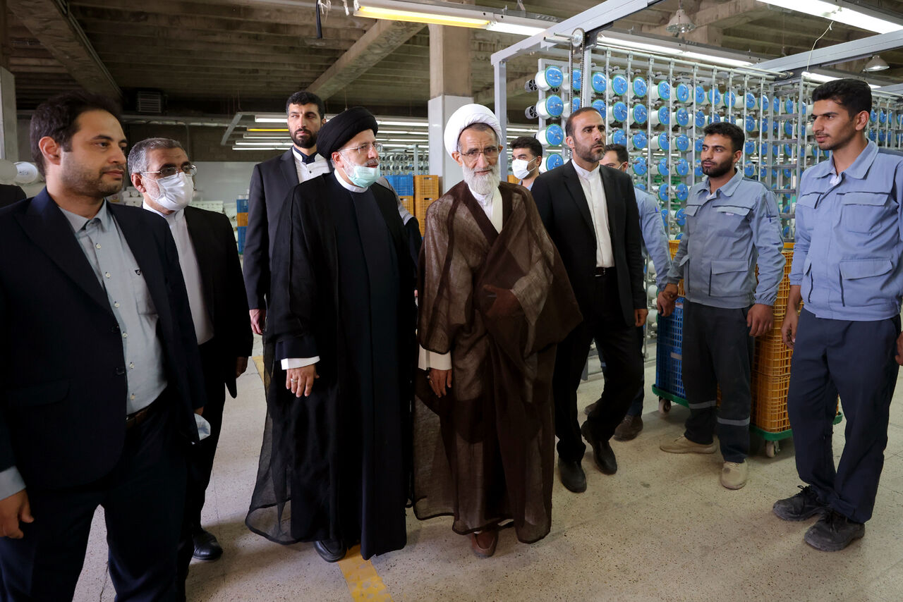 رییس جمهور: ارتقای کیفیت تولیدات کارخانه شهرکرد می تواند کشور را از واردات پارچه چادر بینیاز کند