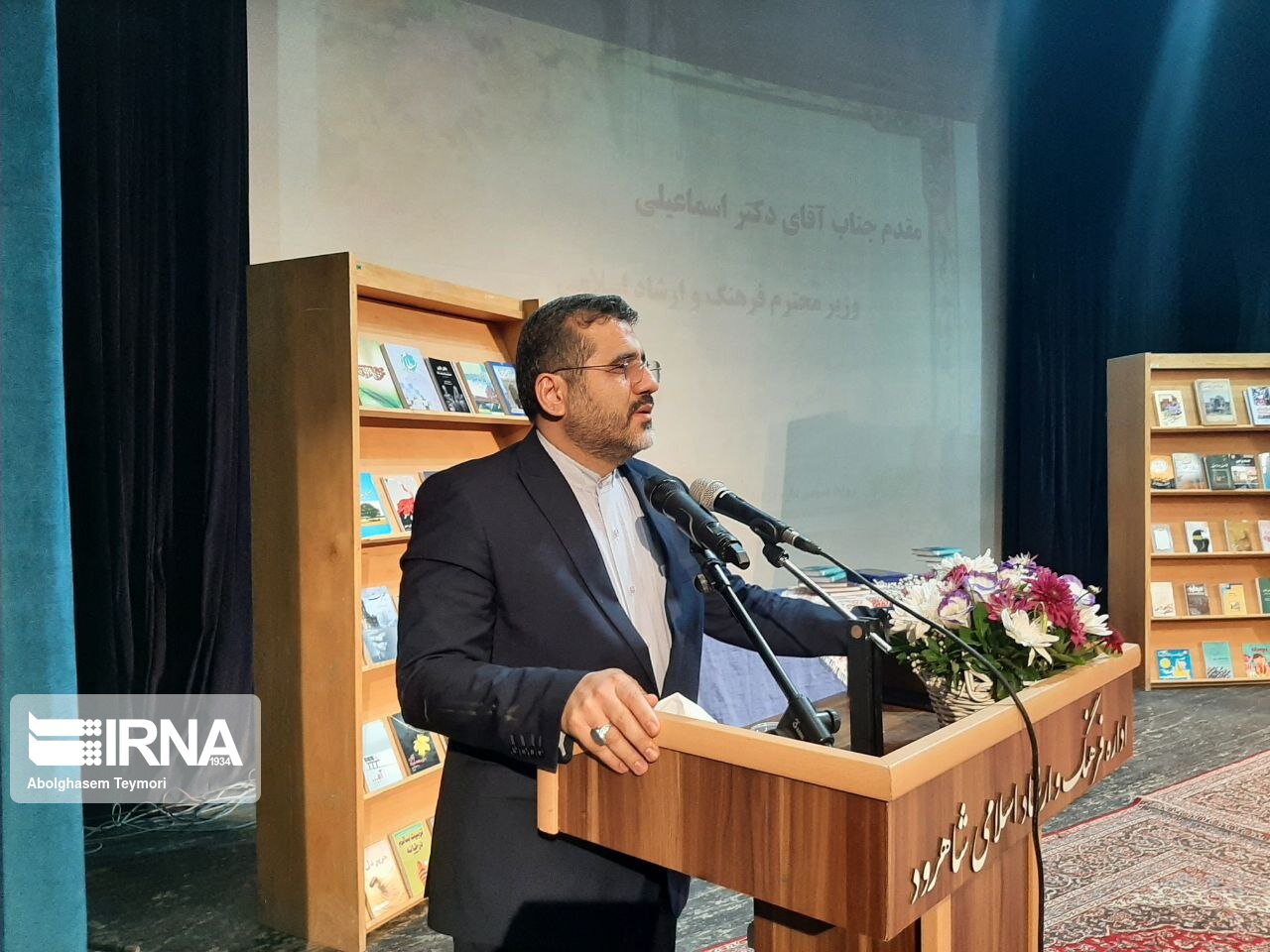 وزیر فرهنگ و ارشاد اسلامی: طبق آمار 43 درصد ایرانیان کتاب می خوانند