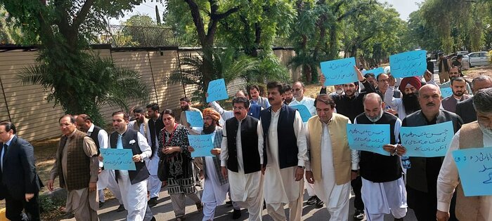 تظاهرات در پاکستان علیه اسلامستیزی؛ تجمع نمایندگان پارلمان مقابل سفارت هند