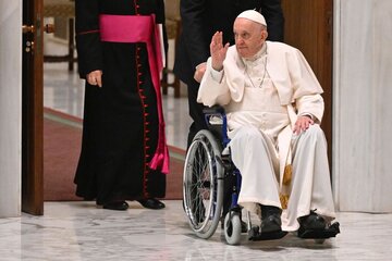 گمانه‌زنی‌ها درباره وضعیت جسمانی پاپ فرانسیس با لغو سفر به آفریقا