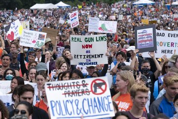 فریاد اعتراض هزاران آمریکایی در خیابان‌ها بر سر سیاستمداران برای تغییر قوانین اسلحه 