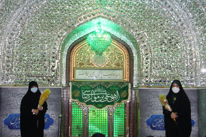 غبارروبی حرم مطهر صالح بن موسی الکاظم (ع) در روز میلاد امام هشتم