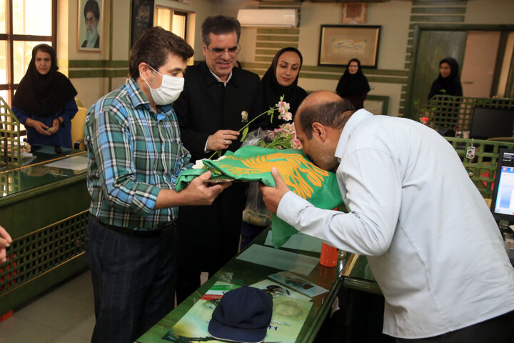 حضور خادمان و حمل پرچم متبرک حضرت رضا (ع) در خبرگزاری ایرنا- مرکز مشهد 