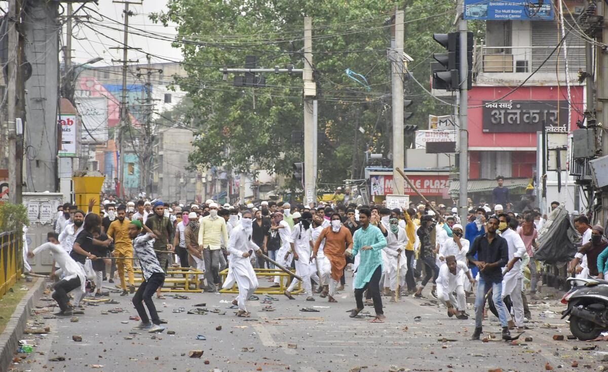  تظاهرات علیه توهین به پیامبر اسلام (ص) در هند دو کشته و چند زخمی بر جا گذاشت