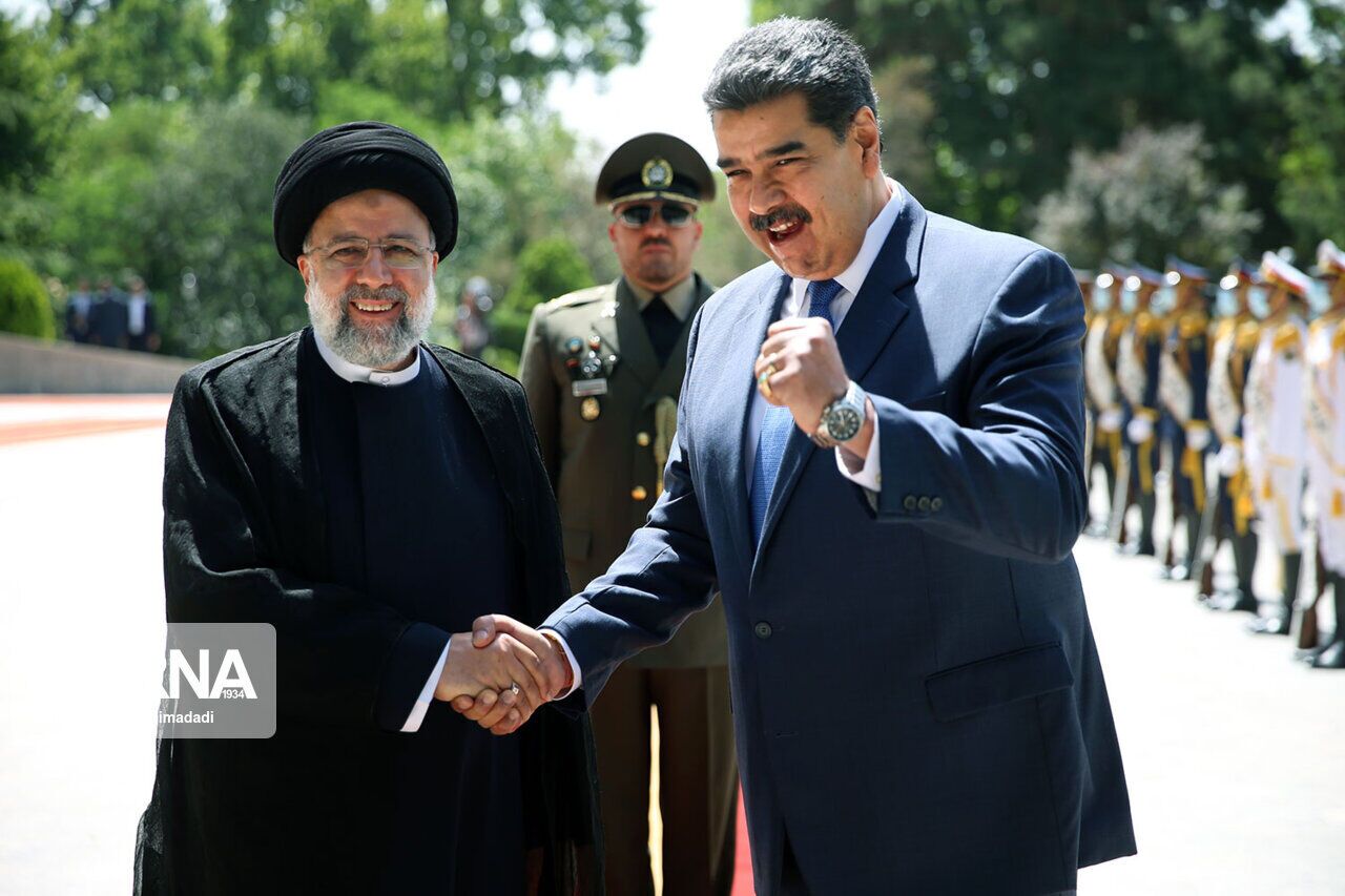 Le président Raïssi accueille officiellement le président vénézuélien à Téhéran