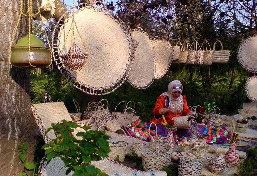 گردشگران محصولات چینی سوغات میخرند / مهجوری صنایعدستی بزرگترین غم زندگیام است