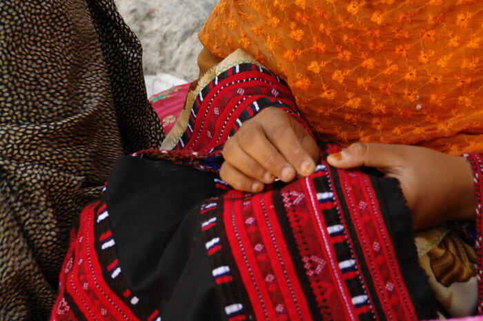 روایت رنگ و رنج در تار و پود هنر دست زنان سیستان و بلوچستان