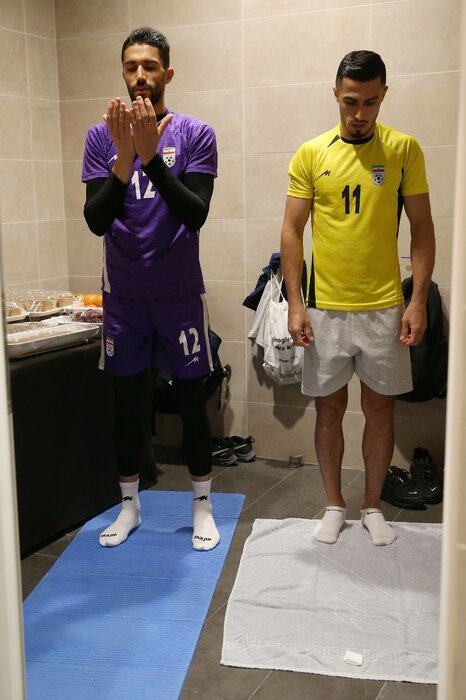 از اقامه نماز ملیپوشان تا حضور هواداران تیم فوتبال الجزایر با پرچم فلسطین