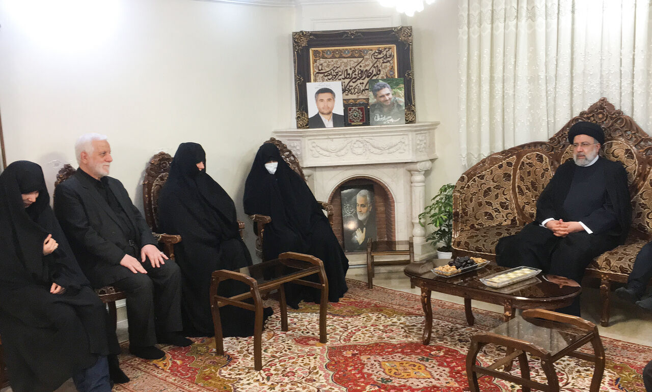 El presidente iraní se reúne con la familia del coronel mártir Sayad Jodaei