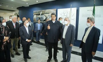 Venezuela Devlet Başkanı Nicolas Maduro'dan İran İslam Cumhuriyeti Devleti'nin Kurucu Lideri İmam Humeyni'ye saygı duruşu