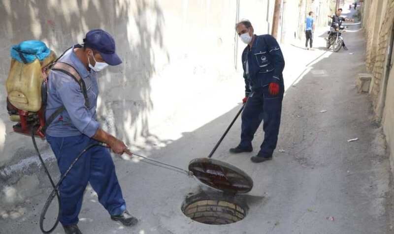 سمپاشی ۲۴ هزار منهول فاضلاب در اراک آغاز شد