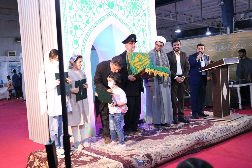 چهار برگزیده ملی جشنواره کتابخوانی رضوی در نمایشگاه کتاب اهواز تجلیل شدند