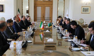 Türkmenistan Dışişleri Bakanı Raşid Merdof Tahran ziyaretinde bugün İran Dışişleri Bakanlığı binasında Hüseyim Emir Abdullahiyan ile görüştü.