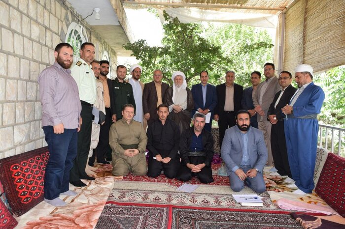 تجلیل از ۴۲ سال خدمات صادقانه امام جمعه پاوه