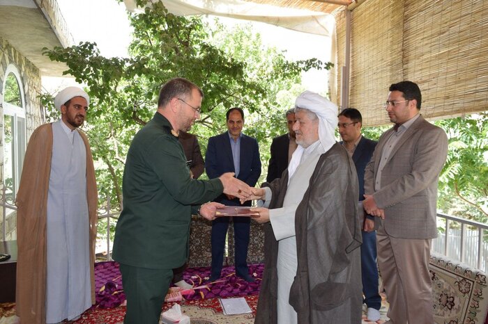 تجلیل از ۴۲ سال خدمات صادقانه امام جمعه پاوه