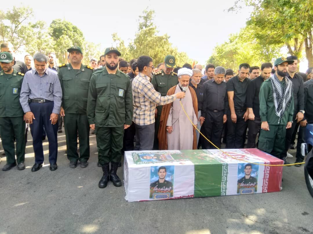 پیکر پاسدار شهید "علی کمانی" در خمین تشییع شد  پیکر پاسدار شهید "علی کمانی" در خمین تشییع شد