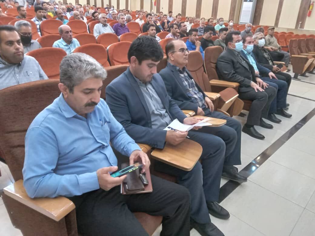 مدیرکل مالیاتی استان فارس پای حرف دل بازاریان کازرون نشست مدیرکل مالیاتی استان فارس پای حرف دل بازاریان کازرون نشست