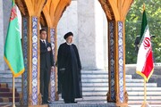 Präsident von Turkmenistan wird von Seyyed Ebrahim Raisi begrüßt