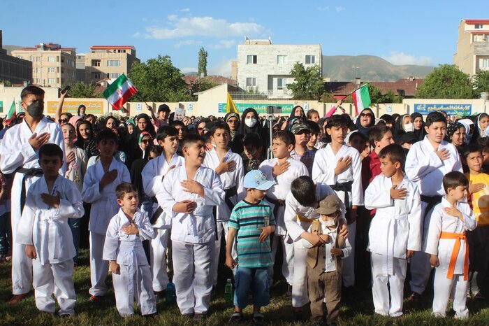 دهه نودیهای خلخال سرود سلام فرمانده را در ورزشگاه تختی زمزمه کردند