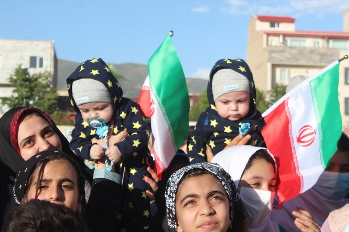 دهه نودیهای خلخال سرود سلام فرمانده را در ورزشگاه تختی زمزمه کردند