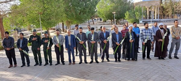 همزمان با هفته جهاد کشاورزی، گلزار شهدای جهادگر ابرکوه گلباران شد