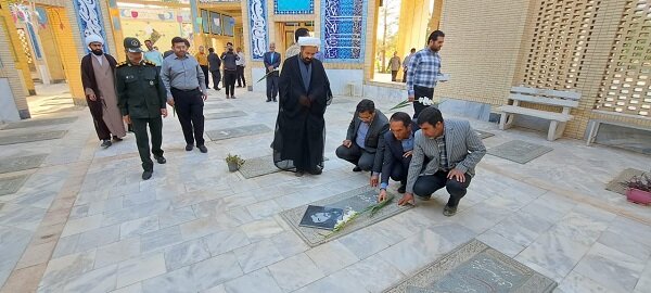 همزمان با هفته جهاد کشاورزی، گلزار شهدای جهادگر ابرکوه گلباران شد