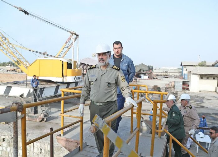 امیر آشتیانی از پروژه‌های دریایی وزارت دفاع در بندعباس بازدید کرد