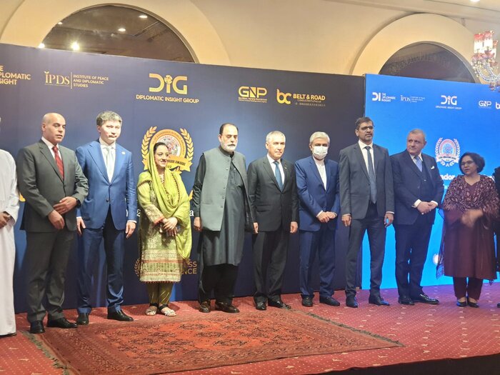 اعطای جایزه سفیر جهانی ۲۰۲۲ به سفیر ایران در پاکستان