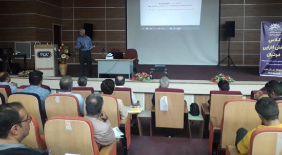 مدرسان فیفا کلاس دانش افزایی فوتبال در گناوه برگزار کردند