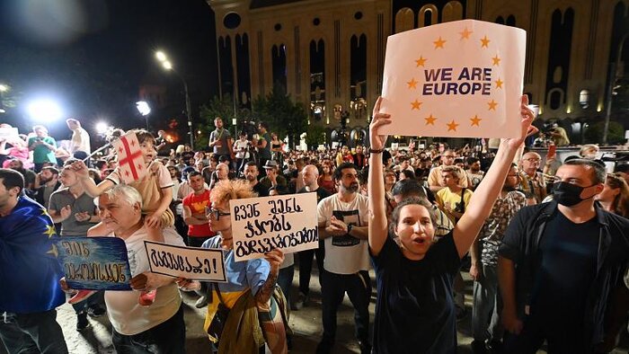 ده ها هزار نفر در گرجستان برای درخواست عضویت در اتحادیه اروپا تظاهرات کردند  - ایرنا