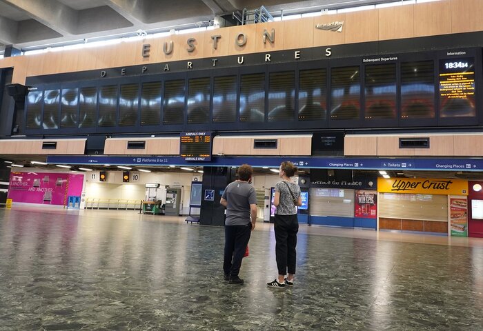 اعتصاب شبکه ریلی، حمل و نقل انگلیس را زمینگیر کرد