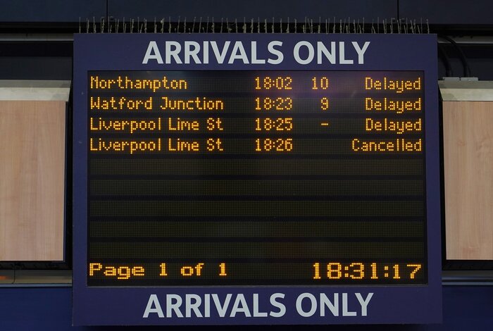 اعتصاب شبکه ریلی، حمل و نقل انگلیس را زمینگیر کرد