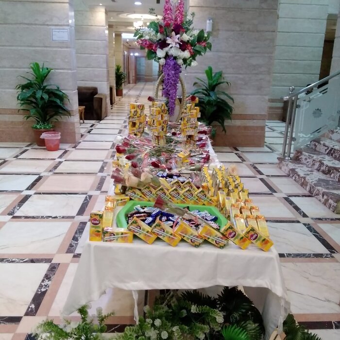 استقبال میزبان از میهمانان خانه خدا با گل و آب زمزم