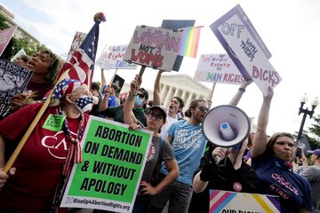 اعتراض مخالفان و شادی موافقان مقابل دیوان عالی آمریکا در پی لغو قانون سقط جنین 